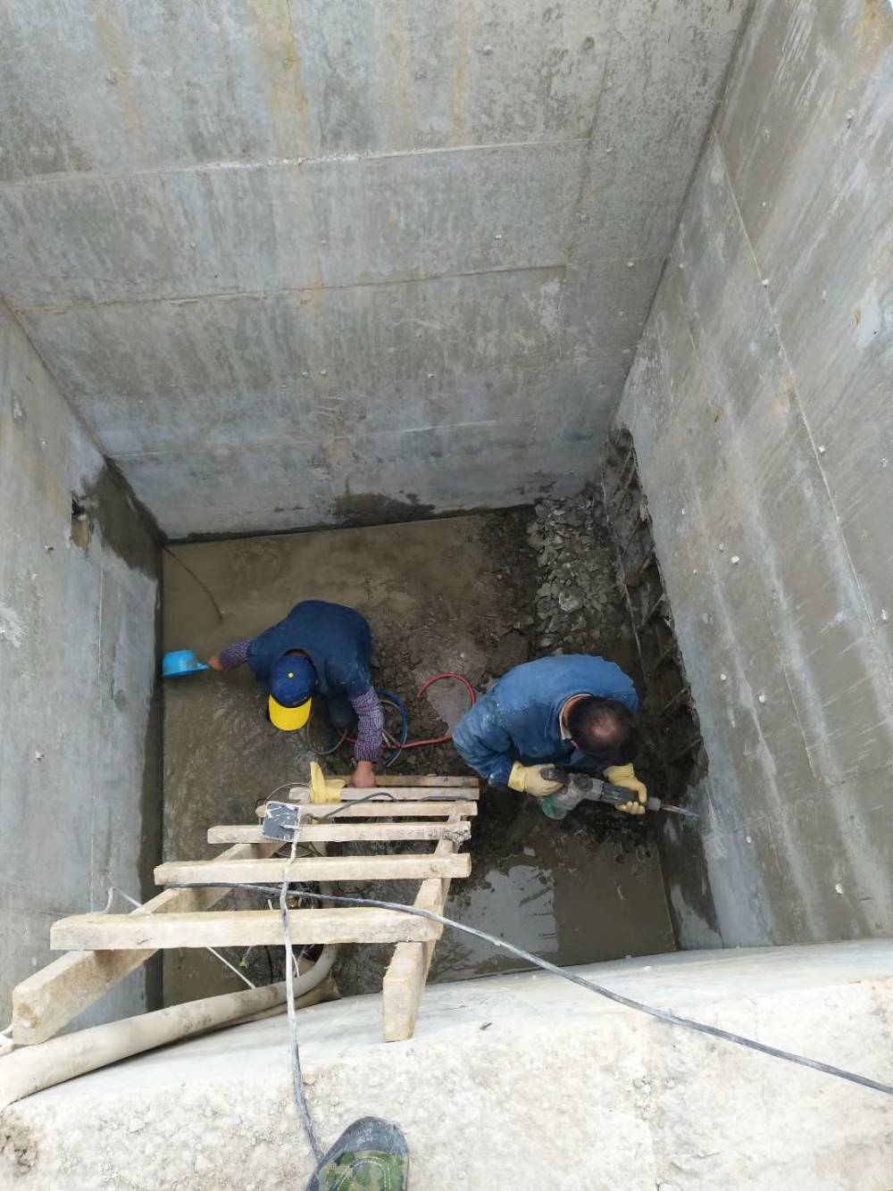鹤壁山城区水池堵漏